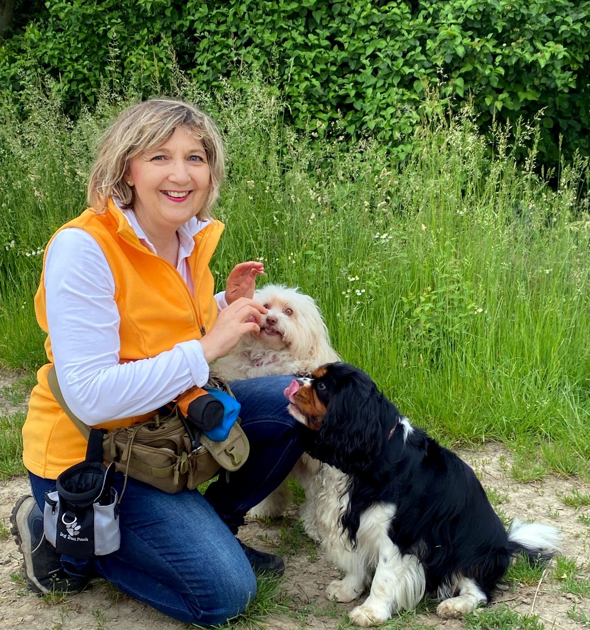 Hundetrainerin Heidemarie Cox mit ihren Hunden